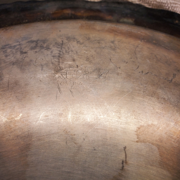 Oneida William A. Rogers Silversmiths 12"  Round Silver Plate Server with Attac - Picture 6 of 10